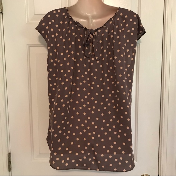 Gray and blush dot pleat neck tie back cap sleeve top - Picture 4 of 5